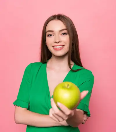 woman-holding-green-apple woman-holding-green-apple